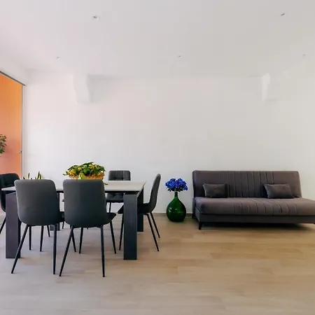 Maison Lorelle - De Vivo Realty סורנטו