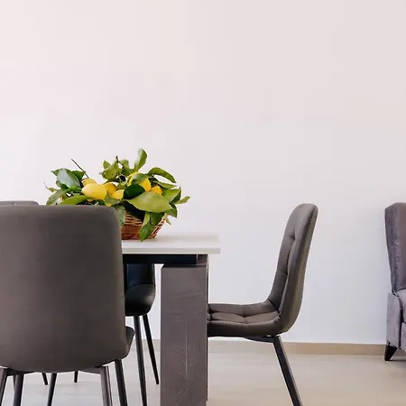 Maison Lorelle - De Vivo Realty